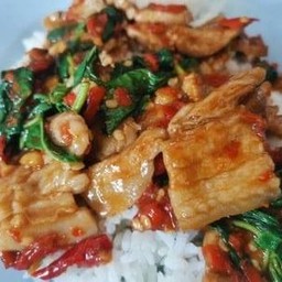 ข้าวกะเพราหมูสามชั้นสไลด์