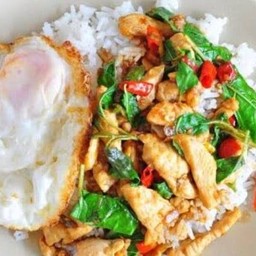 ข้าวกะเพราพริกแห้งหมูชิ้น (ถาด)
