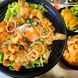 คั่วไก่ เส้นใหญ่ไข่ลาวา