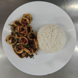 ข้าวผัดโหระพาปลาหมึก
