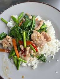 ข้าวกะเพราคะน้าหมูชิ้น