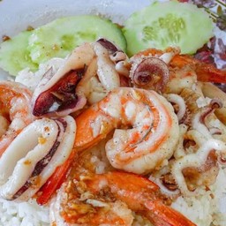กุ้งปลาหมึกกระเทียมราดข้าว