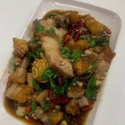 กับข้าว กะเพราหมูกรอบ