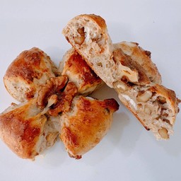 Walnut Bread With Cream Cheese (ขนมปังวอลนัลกับครีมชีส)