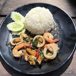 ข้าวผัดโหระพารวมทะเล