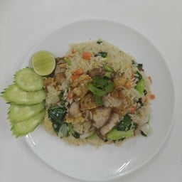 ข้าวผัดหมูกรอบ