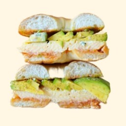 Egg and Avocado Bagel - ไข่ออมเล็ตและอะโวคาโด เบเกิล