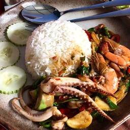 ข้าวราดผัดกระเพราทะเล