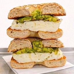 White Egg and Guacamole Whole Wheat Bagel - ไข่ขาวและกัวคาโมเล่ เบเกิล