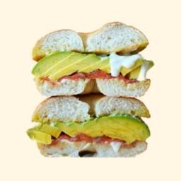 Smoked Salmon & Avocado Bagel - แซลมอนรมควันและอะโวคาโด เบเกิล