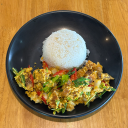 ข้าวผัดผงกะหรี่หมูกรอบ