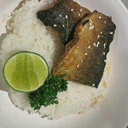 ข้าวหน้าปลาซาบะย่างเกลือ