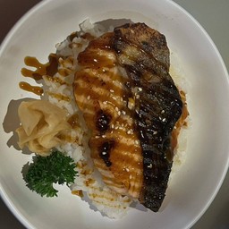 ข้าวหน้าแซลมอนย่างซีอิ๊ว