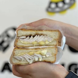 Smoked Chicken and Avocado Parm Cheese Sandwich - ไก่รมควันและอะโวคาโด พาร์มชีส แซนด์วิช