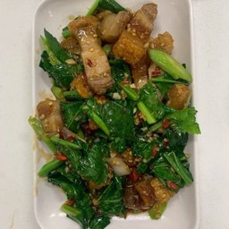 กับข้าว คะน้าหมูกรอบ