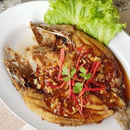 ปลากะพงทอดราดพริก