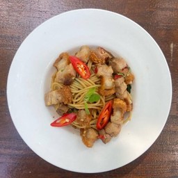 สปาเกตตี้กะเพราหมูกรอบ