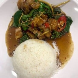 ข้าวผัดฉ่าหมูกรอบ