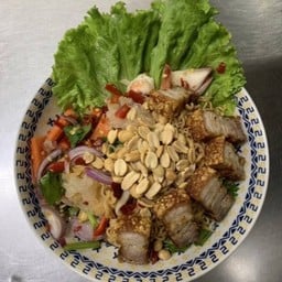 ยำมาม่าหมูกรอบ