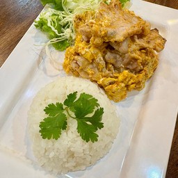 ข้าวไข่ข้นหมูนุ่มซอสสุกี้