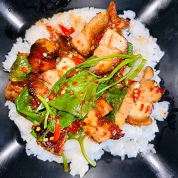 ข้าวโหระพาหอมๆ (เลือกเนื้อสัตว์)