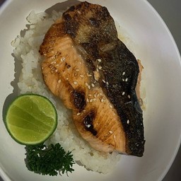 ข้าวหน้าแซลมอนย่างเกลือ