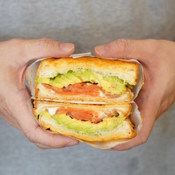 Smoked Salmon and Avocado Parm Cheese Sandwich - แซลมอนรมควันและอะโวคาโด พาร์มชีส แซนด์วิช