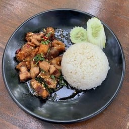 ข้าวผัดโหระพาหมูกรอบ