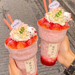 สตอเบอรี่สมูทตี้x whipping cream x สตอเบอรี่สด