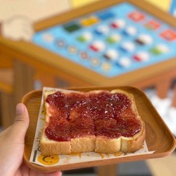 ขนมปังหน้าแยมสตรอว์เบอร์รี