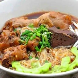 ก๋วยเตี๋ยวไก่มะระบุฟเฟ่ต์เจ้ลำยอง