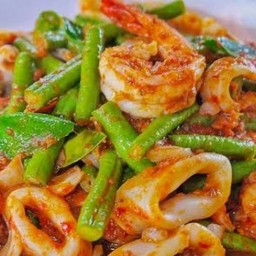 ผัดพริกแกงทะเลราดข้าว