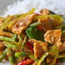 ผัดพริกแกงหมูราดข้าว
