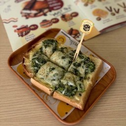 ขนมปังหน้าผักโขมอบชีส