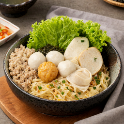 ก๋วยเตี๋ยวเครื่องปลา ครบเครื่องทุกอย่าง (หรือใส่เกี๊ยว หรือพิเศษ).