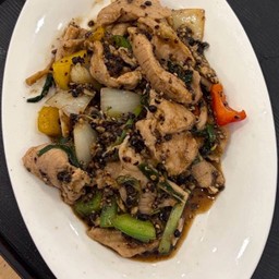 119 ผัดพริกไทยดำ หมู/ไก่ (กับข้าว)