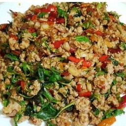 กระเพราหมูสับราดข้าว