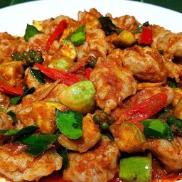 ลูกชิ้นปลากรายผัดเผ็ด