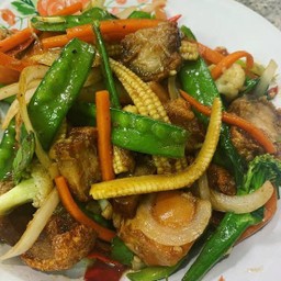 ผัดผักรวมมิตรหมูกรอบ