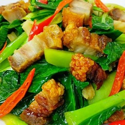 ผัดคะน้าหมูกรอบ