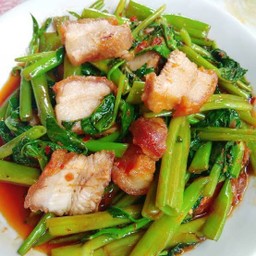 ผัดผักบุ้งหมูกรอบ