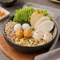 ก๋วยเตี๋ยวเครื่องปลา  ใส่เครื่องมาก.