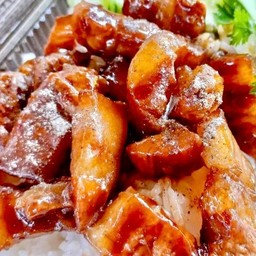 ข้าวหน้าหมูหวาน พร้อมน้ำจิ้มซีฟู๊ด