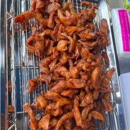 หมูทอด อร่อยดูดนิ้ว หน้าตลาดแม่อุทัย