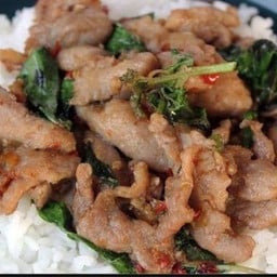 กระเพราหมูชิ้นราดข้าว