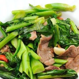 คะน้าหมูชิ้นราดข้าว