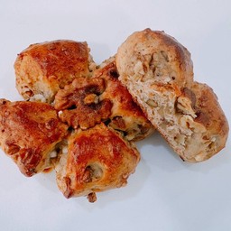 Walnut Bread With White Chocolate Chips (ขนมปังวอลนัทกับช็อกโกแลตชิป)