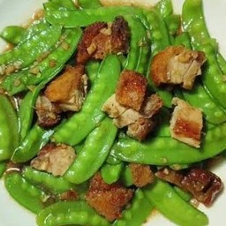 ถั่วลันเตาหมูกรอบ