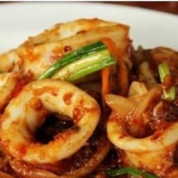 ปลาหมึกผัดพริกเผาราดข้าว