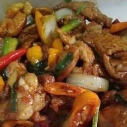ผัดพริกเผาหมูราดข้าว